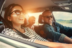 Šeima su vaikais automobilyje (Shutterstock nuotr.)