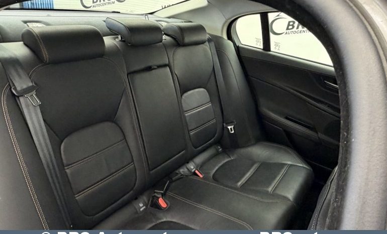 
								Jaguar XE 2.0D Automatas 2015 full									