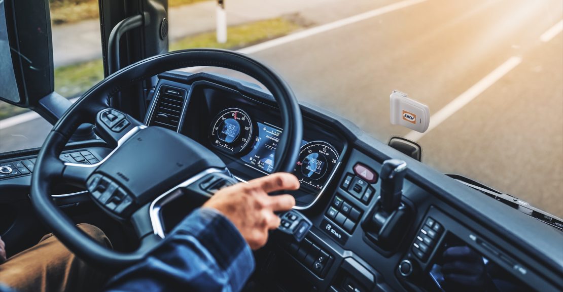 Sunkvežimio kabinoje įrengtas kelių mokesčių prietaisas (DKV Mobility nuotr.)