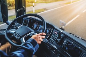 Sunkvežimio kabinoje įrengtas kelių mokesčių prietaisas (DKV Mobility nuotr.)