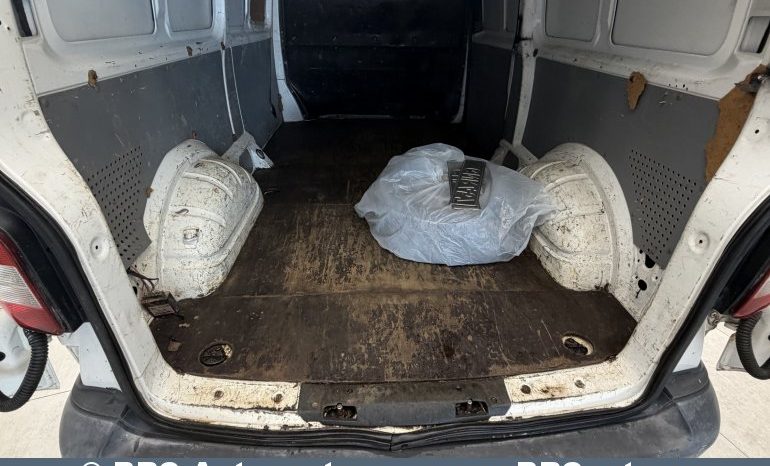 
								Volkswagen Transporter 2.0TDI 2011 full									