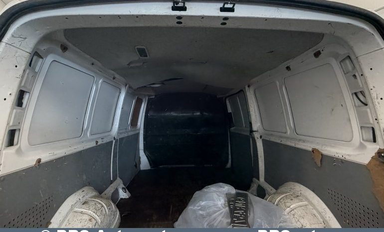 
								Volkswagen Transporter 2.0TDI 2011 full									