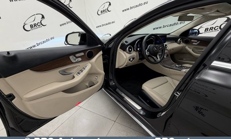 
								Mercedes-Benz C 300 Automatas 2019 full									