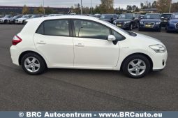 Toyota Auris 1.8 HSD  Hybrid Synergy Drive e-CVT 2010